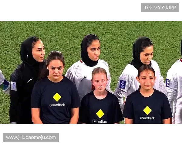 伊朗女足逛超市辟谣展现自由